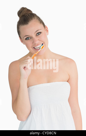 Donna allegra lavando i suoi denti Foto Stock