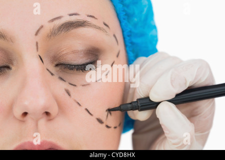 Il chirurgo la scrittura sul serio volto di donna Foto Stock