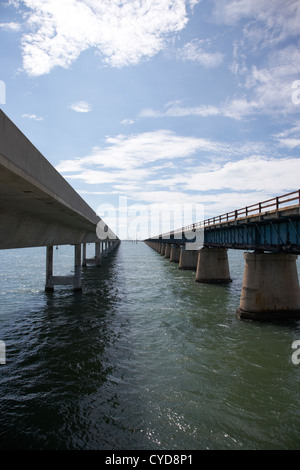 Il vecchio e il nuovo Seven Mile bridge nella maratona in Florida keys Foto Stock