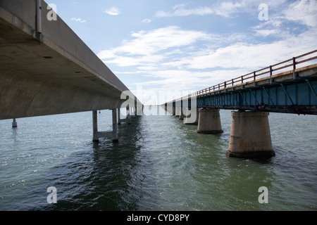 Il vecchio e il nuovo Seven Mile bridge nella maratona in Florida keys Foto Stock