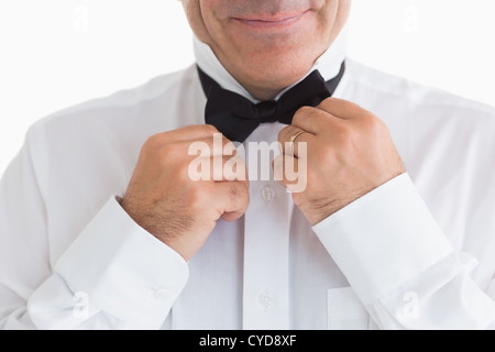 Uomo sorridente che fissa il filtro bow tie Foto Stock