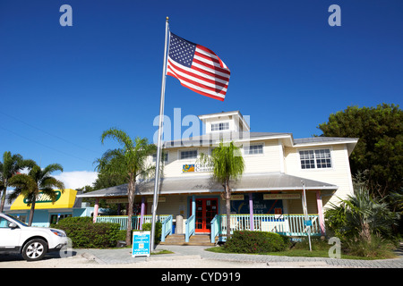 Bandiera americana su un pennone al di fuori della camera di commercio di edificio in Key Largo Florida keys usa Foto Stock