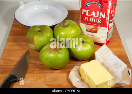 La farina di mele di cottura burro coltello piastra ingredienti per fare una casa fatta la torta di mele Foto Stock