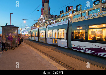 Blackpool tram durante le luminarie annuale Foto Stock