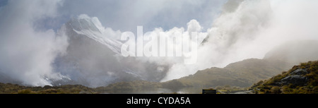 Vista panoramica del monte Elliot da MacKinnon Pass lungo il Milford Track, Parco Nazionale di Fiordland, Nuova Zelanda Foto Stock