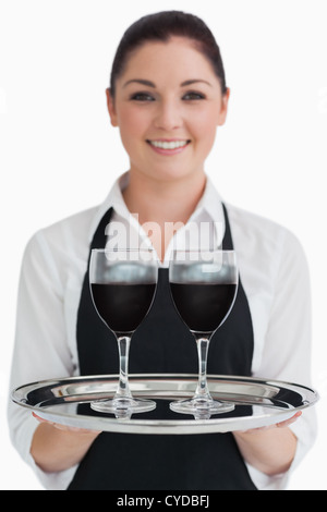 Cameriera di tenere due bicchieri di vino Foto Stock