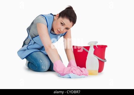 Esaurito donna pulizia tergi fino al pavimento Foto Stock