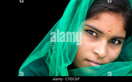 Ragazza indiana indossando un velo di colore verde su sfondo nero. Andhra Pradesh, India Foto Stock