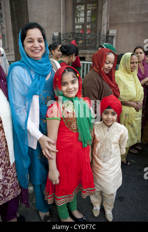 La religione sikh famiglie partecipano il venticinquesimo Sikh annuale parata del giorno su Madison Avenue Foto Stock