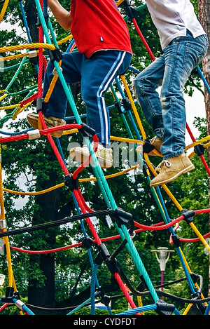 I bambini che giocano su una torre di corde colorate. Foto Stock