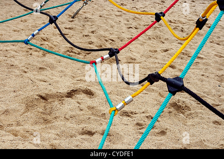 Corde colorate fissate insieme su un parco giochi in sabbia per bambini. Foto Stock