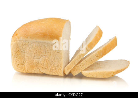 Fette di pane bianco. Isolato su sfondo bianco Foto Stock