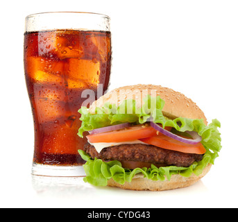 Bicchiere di coca cola con ghiaccio e hamburger. Isolato su sfondo bianco Foto Stock