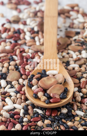Assortimento di varie materie legumi misti con un cucchiaio di legno Foto Stock
