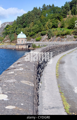 Foel tower e Garreg Ddu diga a Elan valley, metà del Galles, UK, preso dalla strada che attraversa la diga Foto Stock