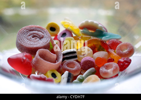 Colori jelly uova il cocktail in un recipiente di vetro Foto Stock