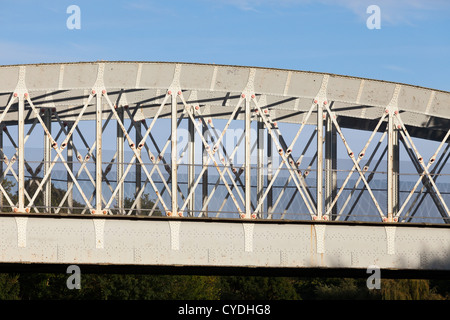 Rivettata trave di ferro ponte Foto Stock