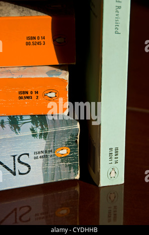 Primo piano di una pila di libri dei pinguini libri cartacei che leggono libri di finzione su un tavolo Foto Stock