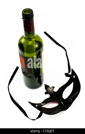 Bottiglia di vino e la maschera di Carnevale isolato su bianco Foto Stock