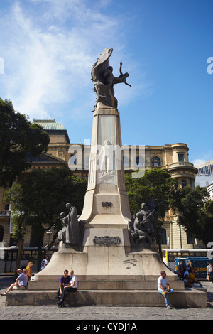 Statua in Praca Floriano, centro di Rio de Janeiro, Brasile Foto Stock