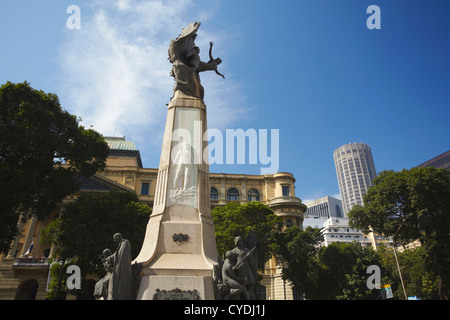 Statua in Praca Floriano, centro di Rio de Janeiro, Brasile Foto Stock