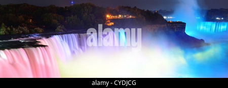 Cascate del Niagara illuminate di notte panorama da luci colorate Foto Stock