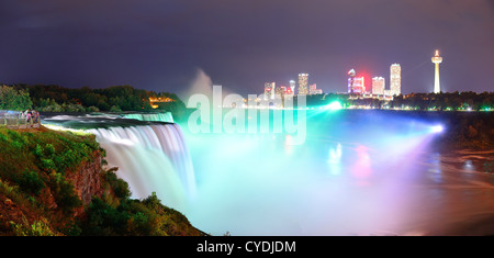 Cascate del Niagara illuminate di notte panorama da luci colorate Foto Stock