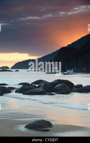 Barche ormeggiate a Vila do Abraao all'alba, di Ilha Grande, Stato di Rio de Janeiro, Brasile Foto Stock