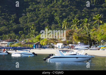 Barche ormeggiate a Vila do Abraao beach, Ilha Grande, Stato di Rio de Janeiro, Brasile Foto Stock