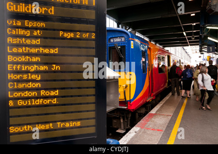 A sud-ovest il treno per Guildford alla Stazione Waterloo di Londra, London, Regno Unito Foto Stock