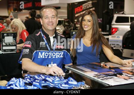 Chris Duca, Olivia Korte di presenze per 2012 SEMA Show - gio, Las Vegas Convention Center Las Vegas NV, 1 novembre 2012. Foto di: James Atoa/Everett Collection Foto Stock