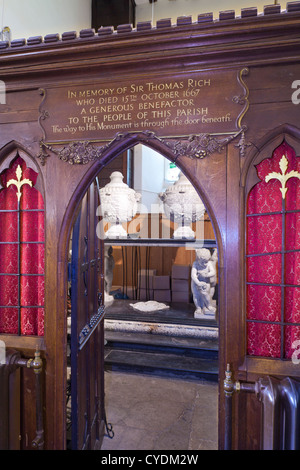 Ingresso alla Torre con la tavola di marmo monumento a Sir Thomas ricca (morto 1667) in St Andrews chiesa, Sonning, Berkshire, Regno Unito Foto Stock