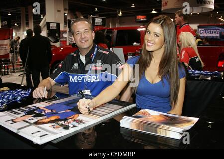 Chris Duca, Olivia Korte di presenze per 2012 SEMA Show - gio, Las Vegas Convention Center Las Vegas NV, 1 novembre 2012. Foto di: James Atoa/Everett Collection Foto Stock