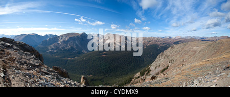 Vista dal Trail Ridge Road su un prato e picchi. Parco Nazionale delle Montagne Rocciose, Colorado. Foto Stock