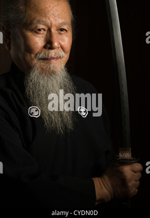 Giapponese Iaido Master Sensei Hamamoto a Okinawa, Giappone Foto Stock