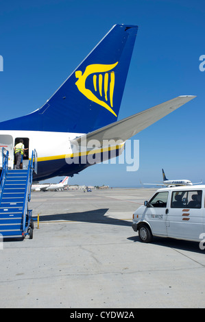 Piano di Ryanair su asfalto Foto Stock