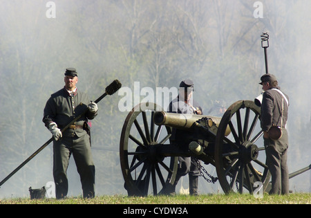 Artiglieria confederato reenactors preparando a fuoco un 12-pounder Napoleone cannone di campo. Fotografia digitale Foto Stock