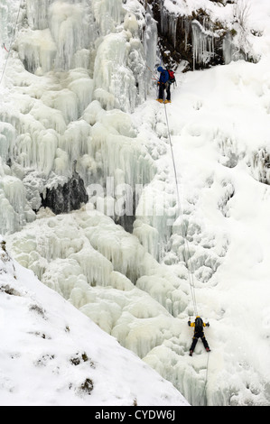 Arrampicata su ghiaccio su grigio mare della cascata di coda, Moffat Hills, Moffat Dale, Dumfries & Galloway, Scozia Foto Stock