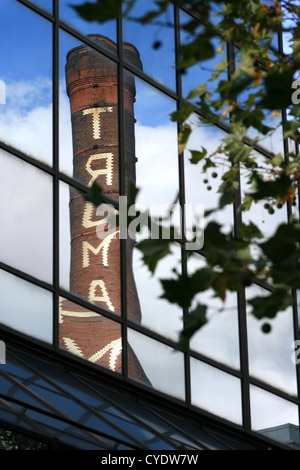 Camino della ex fabbrica di birra di Truman in riflessione, Brick Lane, Londra Foto Stock