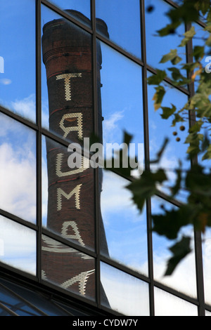 Camino della ex fabbrica di birra di Truman in riflessione, Brick Lane, Londra Foto Stock