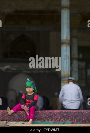 Piccola ragazza uigura e vecchio uomo uigura in moschea Keriya, Xinjiang Uyghur Regione autonoma, Cina Foto Stock