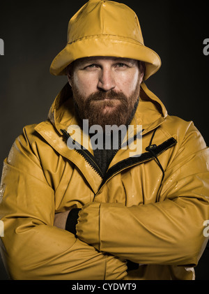 Fisherman indossando giallo sou'wester oilskin Foto Stock