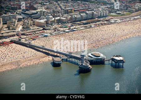 I Paesi Bassi, a Scheveningen, l'aia o in olandese. Eventi Centro chiamato De Pier. La gente a prendere il sole sulla spiaggia. Antenna. Foto Stock