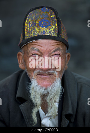 Il vecchio uomo uigura, Serik Buya Mercato, Yarkand, Xinjiang Uyghur Regione autonoma, Cina Foto Stock