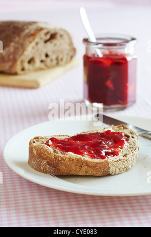 Confettura di fragole su pane tostato Foto Stock