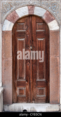 Vecchio ornato di porte in legno a Hagia Sophia moschea di Istanbul, Turchia. Foto Stock