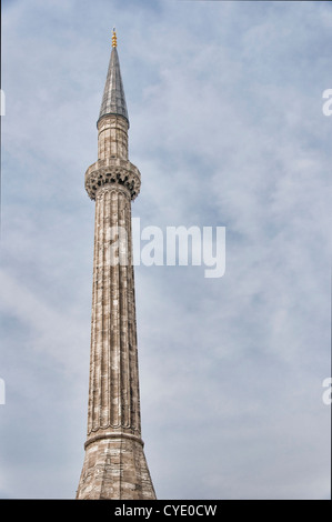 Uno dei minareti da Hagia Sophia mosque situato nella città turca di Istanbul. Foto Stock