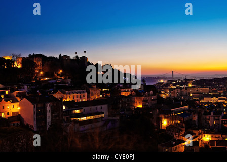 Un panorama con vista sul quartiere di Alfama a Lisbona - vista notturna Foto Stock