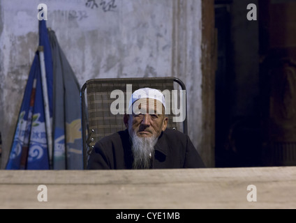 Il vecchio uomo uigura, Città Vecchia di Kashgar, Xinjiang Uyghur Regione autonoma, Cina Foto Stock