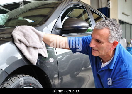 L'uomo la pulizia di un'auto. Foto Stock